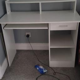 can fit 2 computer screens. pull out shelf for keyboard