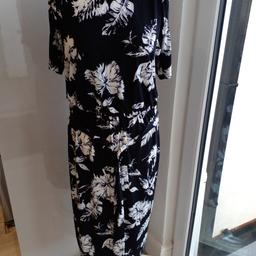 BNNT ( Very ( Dress Size 16
cold shoulder style.
Elasticated Waist.Tye belt.
Black & White Print.
Collection Only please.
Thankyou 😊