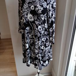 Tunic Style Dress  BNWT.
Could be worn with Leggings
Black & White ( Stretch Fabric)
Size 14 .
Collection only please.
Thankyou 😊