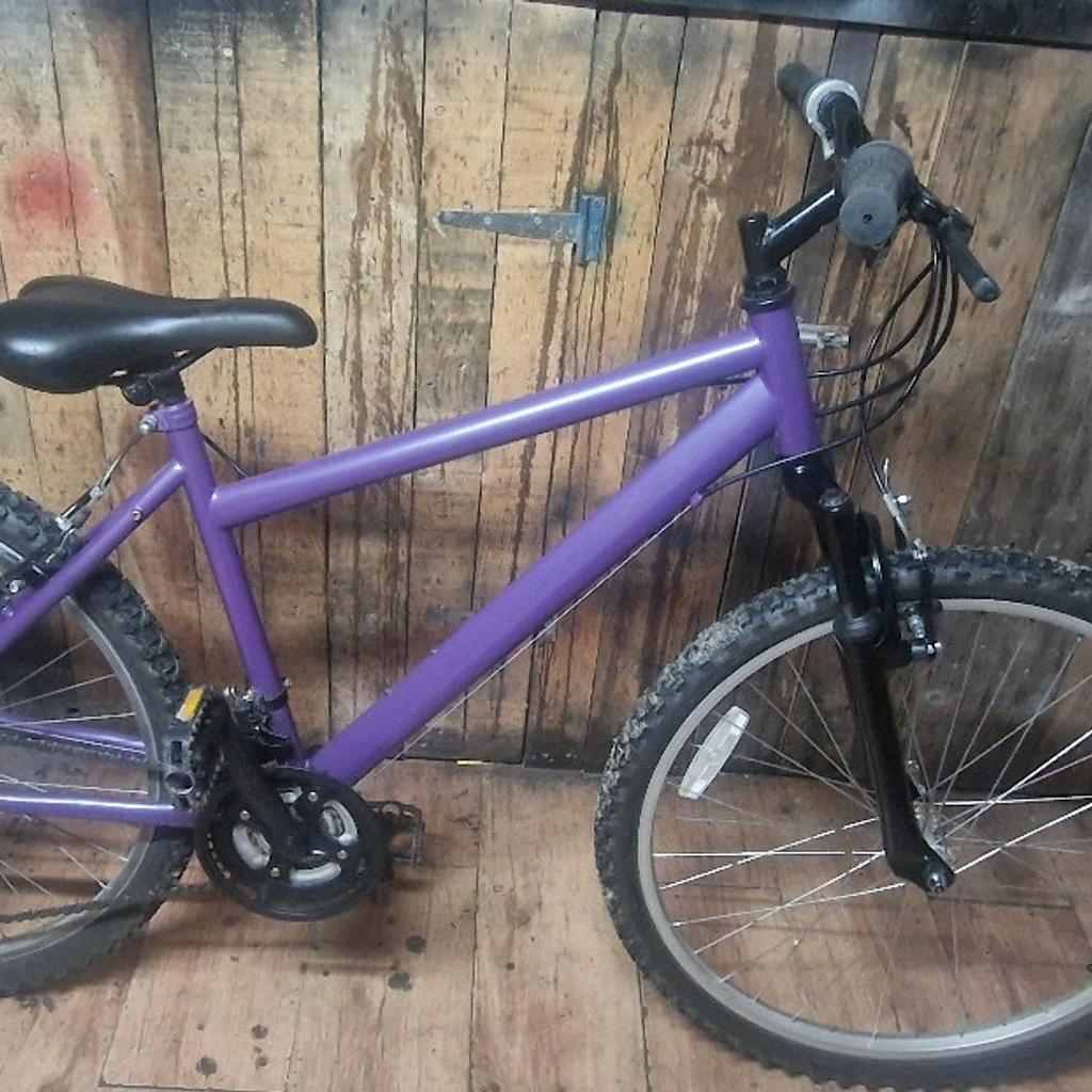 Ladies mountain bike. 26 inch wheels, 18 inch frame. 18 speed shimano grip shift gears. Front suspension forks. 2 new tyres. All new brake and gear cables.
£50
Can deliver for extra cost.