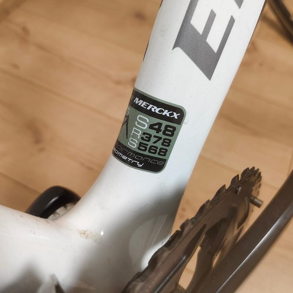 verkaufe ca 500 km und ca 1,5 Jahre altes Eddy Merckx Rennrad aus Carbon. SRAM Schaltung. 105er Bremse. Continental Reifen. größe 56. Look Pedale und 2 Flasche Halter sind dabei. keine Kratzer oder ähnliches.
