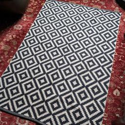 Black and white pattern thick rug. Smoke free home.
120x174cm