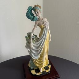 Deko Figur Statue Skulptur edle Dame
ca. 30 cm
sehr guter / neuwertiger Zustand

Privatverkauf -> keine Garantie oder Rücknahme!