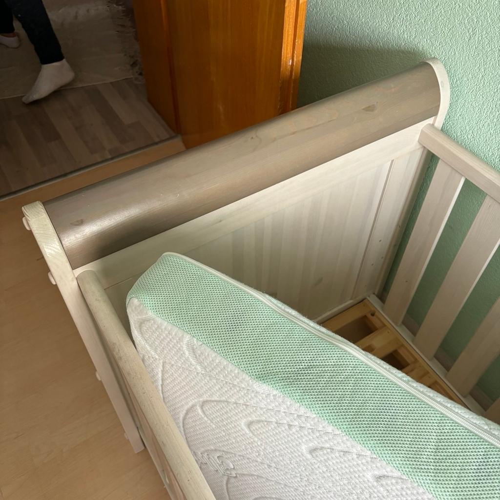 Babybett aus Massiv Holz wurde bei Höffner gekauft
Hat Gebrauchsspuren
Auf Wunsch Kleiderschrank und Wickelkommode auch zu haben natürlich gegen Aufpreis