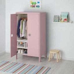 Kleiderschrank von Ikea in zartem Rosa.
Absolut super verarbeitet und schöne Qualität von Ikea!
Ein Hingucker für jedes Mädchenzimmer!
Mit dabei sind zwei Regalböden für die volle Breite.

Bei Fragen gerne auch Anrufen:
+4367688396298