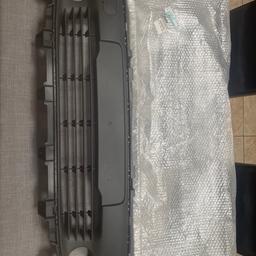 Brand new Genuine RENAULT TWINGO ventilation grill/front bumper grill 2014
Part number 62 24 426 40R