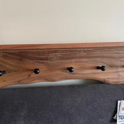 Brand new handcrafted wooden coat hooks with shelf ,
Measurements are
22.5” length
7” height (at highest point)
4.25” depth
Can deliver if local for fuel 