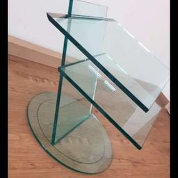 Original Designer TV Möbel aus Glas von der italienischen Marke "Tonelli" mit 2 Ebenen

Maße 70x44x50 cm

Neupreis liegt bei über 1.000€!

Leider eine kleine Schramme an der hinteren rechten Ecke (siehe letztes Bild)

Privatverkauf! Keine Garantie oder Rücknahme möglich! Gekauft wie gesehen!