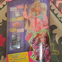 Trenne mich von einem Teil meiner Sammlung von Spielsachen aus den 80er und 90er Jahren.
Diese hübsche Paint 'n' dazzle Barbie aus dem Jahr 1993 steht zum Verkauf.
Auf einer Nebenseite fehlt 2x ein kleines Stück der Verpackung, dort befand sich vermutlich der Barcode. Ich habe sie schon so bekommen.
Für 5,70€ macht sich Barbie auch per Post auf die Reise.
Privatverkauf, kein Umtausch oder Geld zurück. Keine Gewährleistung.
Tierfreier Nichtraucherhaushalt.