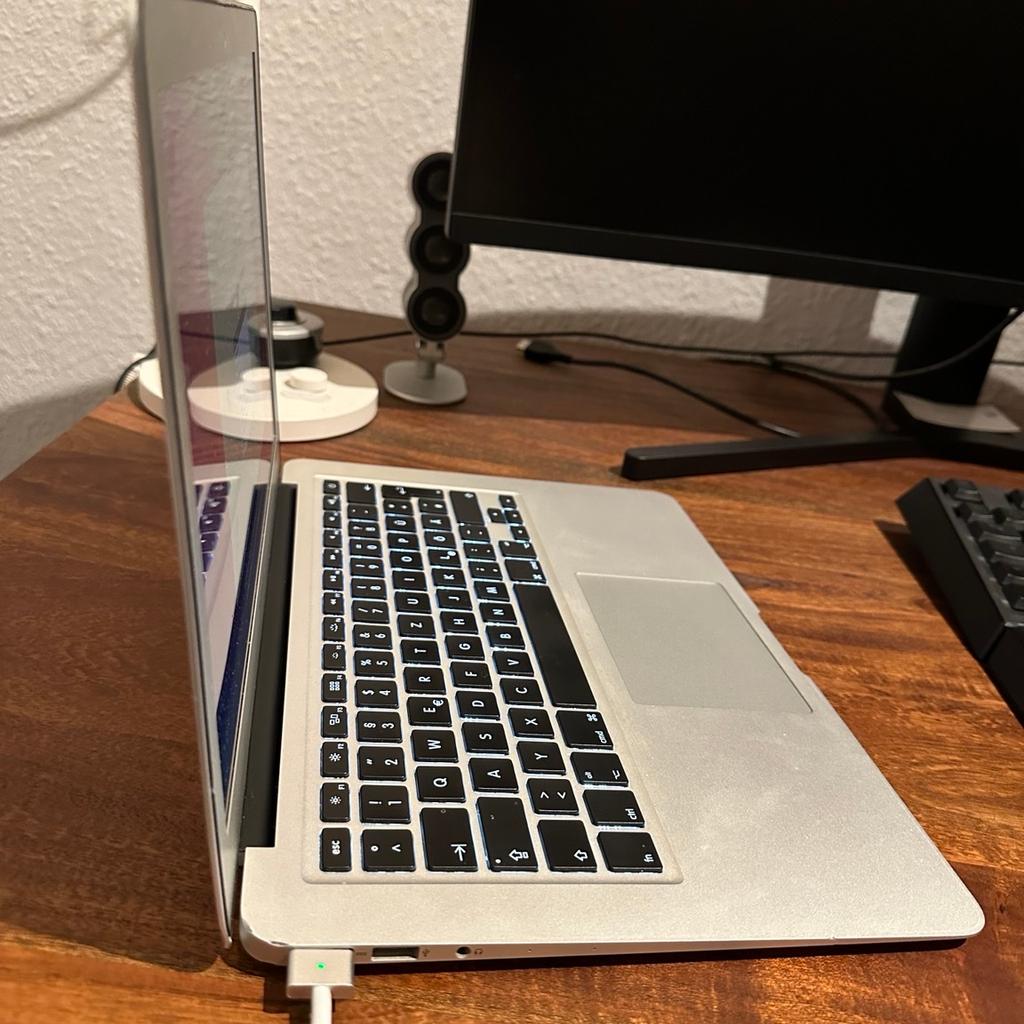 Verkauft wird ein MacBook Air 13 Zoll - Modell aus 2015.

Das MacBook ist zwar schon ein paar Jahre alt aber läuft noch tadellos. Es wurde auch frisch zurückgesetzt.
Es hat einen i7 Prozessor, 8 GB Arbeitsspeicher und eine 128 GB SSD Festplatte.
Es ist zwar schon ein paar Jahre älter aber durch die damals hoch gewählte Ausstattung immer noch schnell und funktionsfähig.
Lediglich der Akku hat inzwischen etwas nachgelassen.
Es hat ein paar kleinere Macken, siehe Bilder.