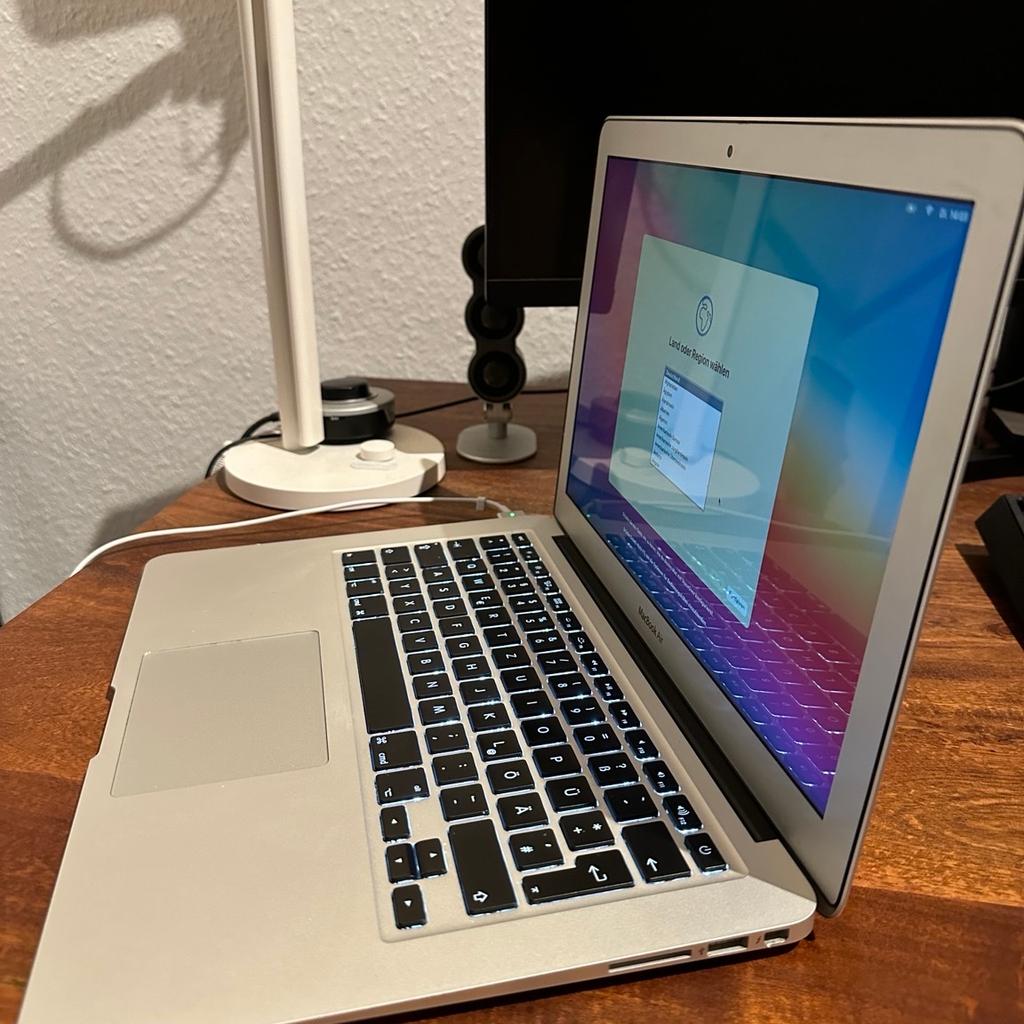 Verkauft wird ein MacBook Air 13 Zoll - Modell aus 2015.

Das MacBook ist zwar schon ein paar Jahre alt aber läuft noch tadellos. Es wurde auch frisch zurückgesetzt.
Es hat einen i7 Prozessor, 8 GB Arbeitsspeicher und eine 128 GB SSD Festplatte.
Es ist zwar schon ein paar Jahre älter aber durch die damals hoch gewählte Ausstattung immer noch schnell und funktionsfähig.
Lediglich der Akku hat inzwischen etwas nachgelassen.
Es hat ein paar kleinere Macken, siehe Bilder.
