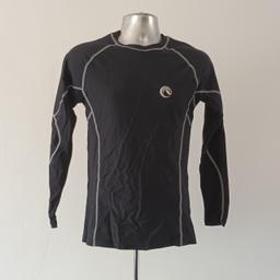 Stay ahead of the game with the NWT Coolbase Compression Top Long Sleeved in size large. Whether you're hitting the gym or hitting the field, this black sportswear top with grey stitching will have you looking and feeling your best.
Upgrade your athletic apparel with this high-quality, men's compression top.