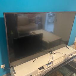 Der Fernseher hat einen Display schaden deshalb für Bastler die den Fernseher auseinander nehmen wollen für die nützlichen Teile Preis VB nur Selbstabholer