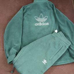 Verkauft wird eine Sweatjacke (M) und eine Jogginghose (M) in der Farbe grün🟢

Ich verkaufe diese als set, beide haben die gleiche farbe, die jacke ist nur aus einem anderen stoff.

Beide wurden nur paar mal getragen