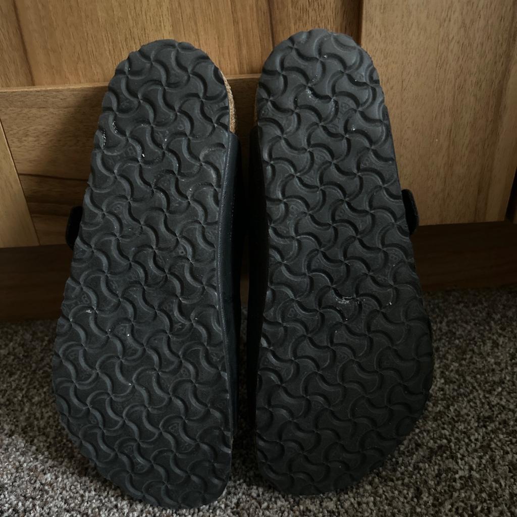 Size 13 - 13 1/2 Black Birkenstock Sandals.

In immaculate condition as only worn during a holiday & from a smoke free home.

Size 32

Collection only or may deliver of local to DY4