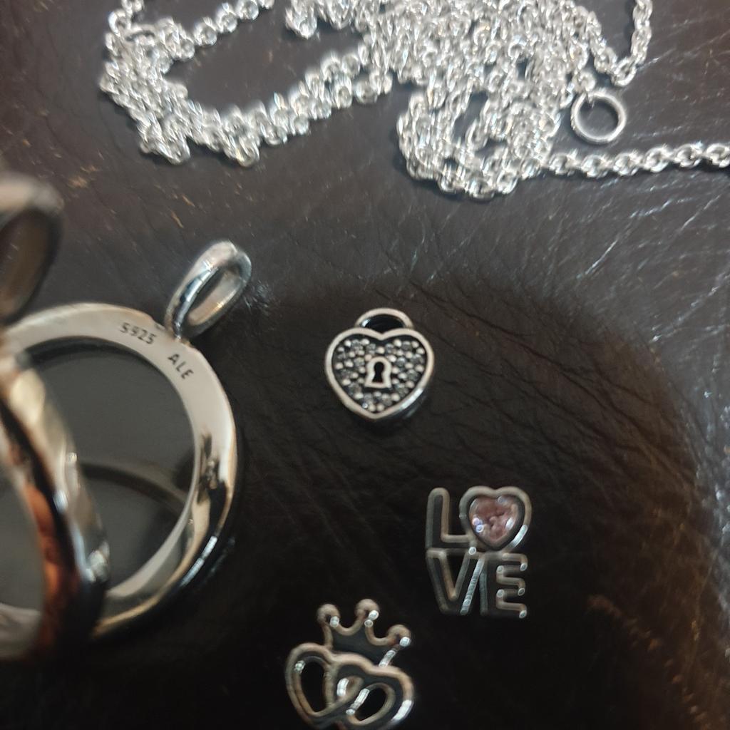 pandora locket pendant necklace complete with 3 charms only been worn a couple of times
selling because I really don't wear it anymore chain is 60cms long ( nearly 24 inches)and can be worn at 3 different lengths
would make an ideal gift
comes in its own box and bag