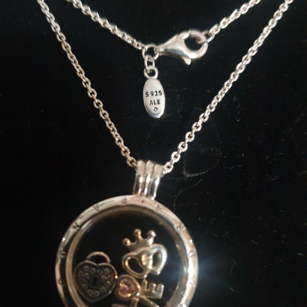 pandora locket pendant necklace complete with 3 charms only been worn a couple of times
selling because I really don't wear it anymore chain is 60cms long ( nearly 24 inches)and can be worn at 3 different lengths
would make an ideal gift
comes in its own box and bag