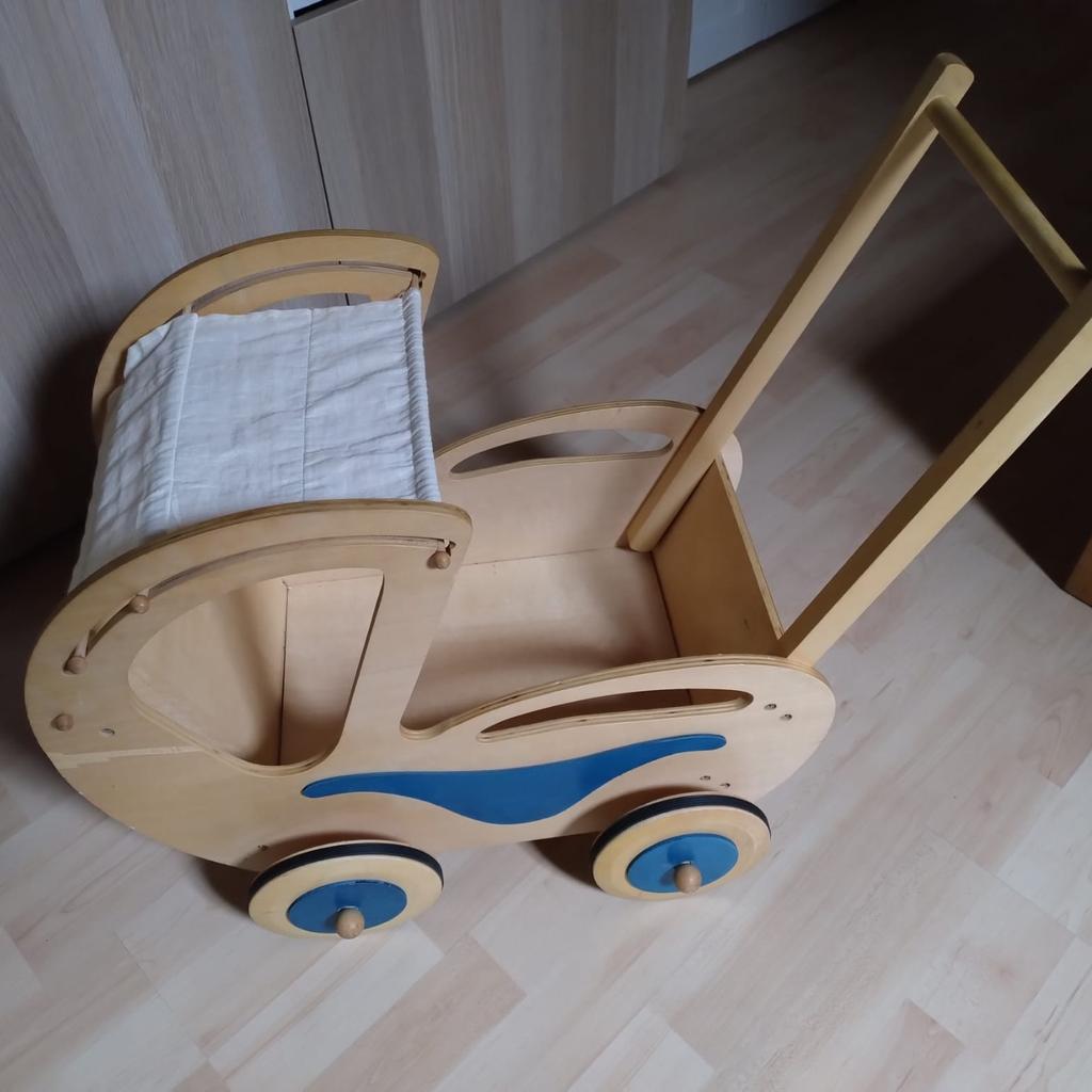 Verkauft wird der abgebildete Puppenwagen aus Holz für Kleinkinder. Das Verdeck lässt sich öffnen und schließen.

Aufgrund der Größe nur Abholung.