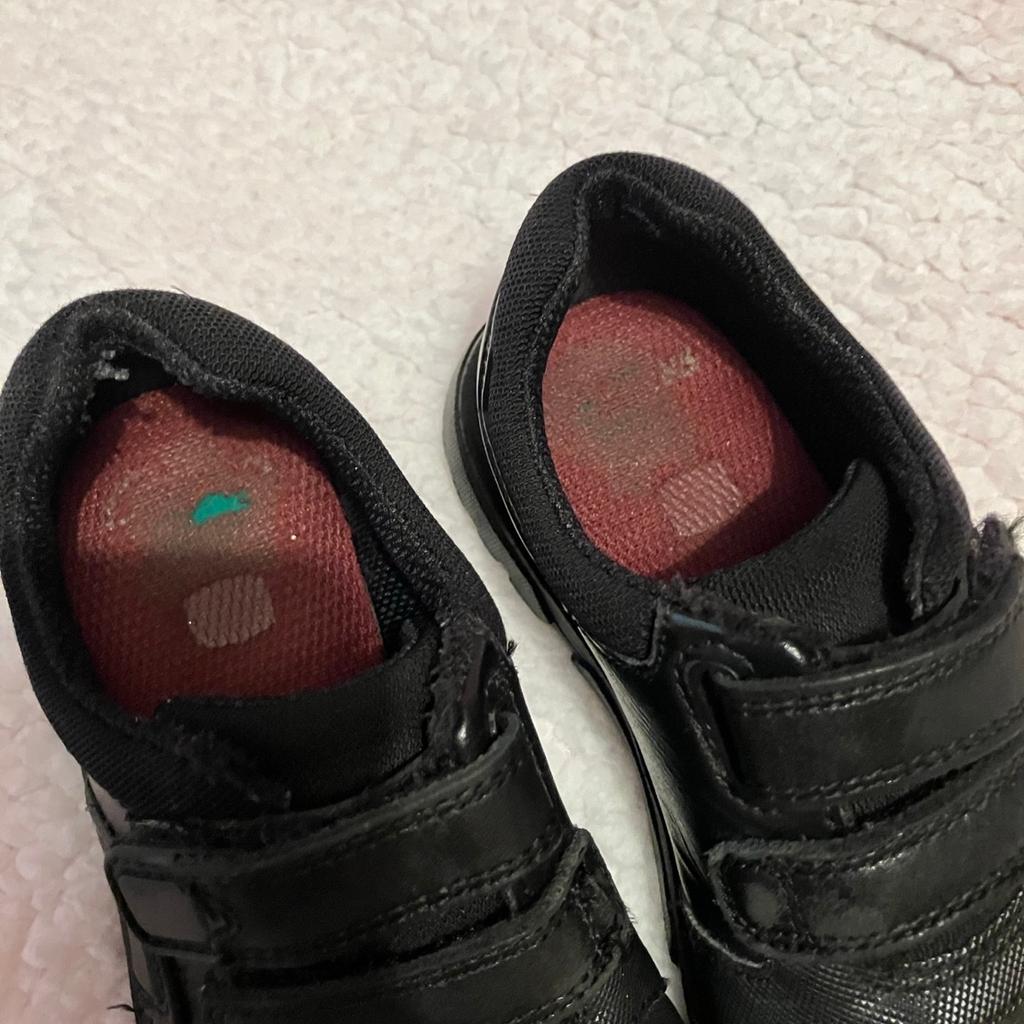 💥💥 OUR PRICE IS JUST £6 💥💥 these will have been around £45-£50 when bought new

Preloved boys school shoes from Clark’s

Size: 9.5G (wide fitting)
Brand: Clark’s
Condition: good condition, slight wear on inside (shown) & some slight wear on heel (shown) neither affect use or seen when in use. Some blue tac stuck underneath 1 shoe but doesn’t affect use

Have been buffed with polish and hand washed

Collection available from Bradford BD4/BD5
(Off rooley lane however no shop)

We deliver within reason for fuel costs

We also post if covered (recorded delivery only) we do combine if multiple items are purchased

Sorry no Shpock wallet
