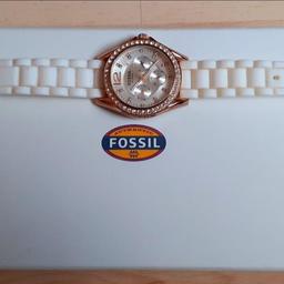 - sehr gut erhaltene Fossil-Damenarmbanduhr mit weißem Silikonarmband 
- Batterie neu 
- bitte schauen Sie auch bei meinen anderen Anzeigen, vielleicht ist noch etwas passendes dabei:-) 
- da Privatverkauf, keine Garantie oder Rücknahme!