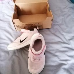 Girls size 9.5 pink Nike trainers only worn a few times, good condition also come in box collection only