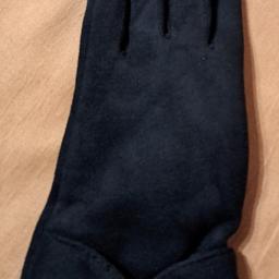 Das sind Damen Handschuhe und die Farbe ist schwarz.

und die Handschuhe habe ich erst zweimal benutzt nicht mehr mal.