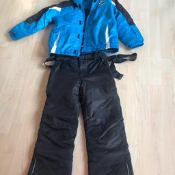 Kinder blaue Skijacke und schwarze Skihose mit Hosenträgern. Warm und wasserdichte. Gr. 140 cm
In sehr gutem Zustand