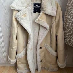 Cream hollister coat size M would fit size 12. Worn a couple of times. Like new
