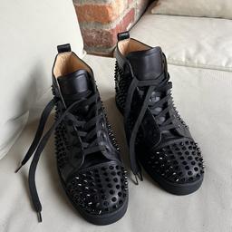 Louis Spikes Sneakers - Calf leather and spikes - Blacks
Neupreis: 1095 EUR
Verkaufspreis: 690 EUR
Größe: 42
unter 10 Mal getragen!
sehr guter Zustand!
Sohle auch top!