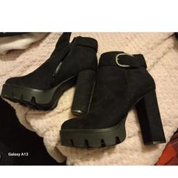 LADIES OR TEENS ANKLE BOOTS SIZE 6 1/2
BLACK 
DIAMATEE BUCKLE TO SIDE