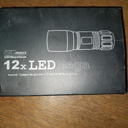 Zum Verkauf steht eine LED Taschenlampe mit sehr hoher Leuchtkraft.. 
Mit dabei ist eine Gürteltasche für die Lampe. 
Betrieben wird die Lampe mit drei AAA Batterien ,die mit geliefert werden. 
Da Privatverkauf keine Garantie und Rücknahme.