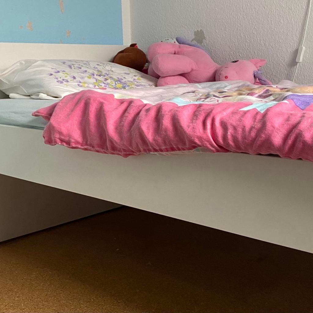Kinderbett/ Einzelbett ikea släkt, weiß, Zustand sehr gut, keine Gebrauchsspuren, mit Lattenrost(Rollrost) ohne Matratze, Anfang 2023 gekauft, an Selbstabholer, Barzahlung, NP 119€