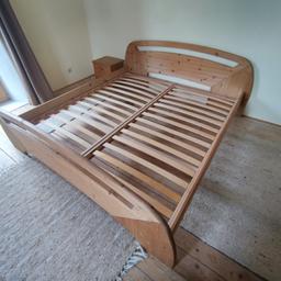 Doppelbett aus Vollholz 200x180cm
mit einem Nachtkästchen
Preis verhandelbar