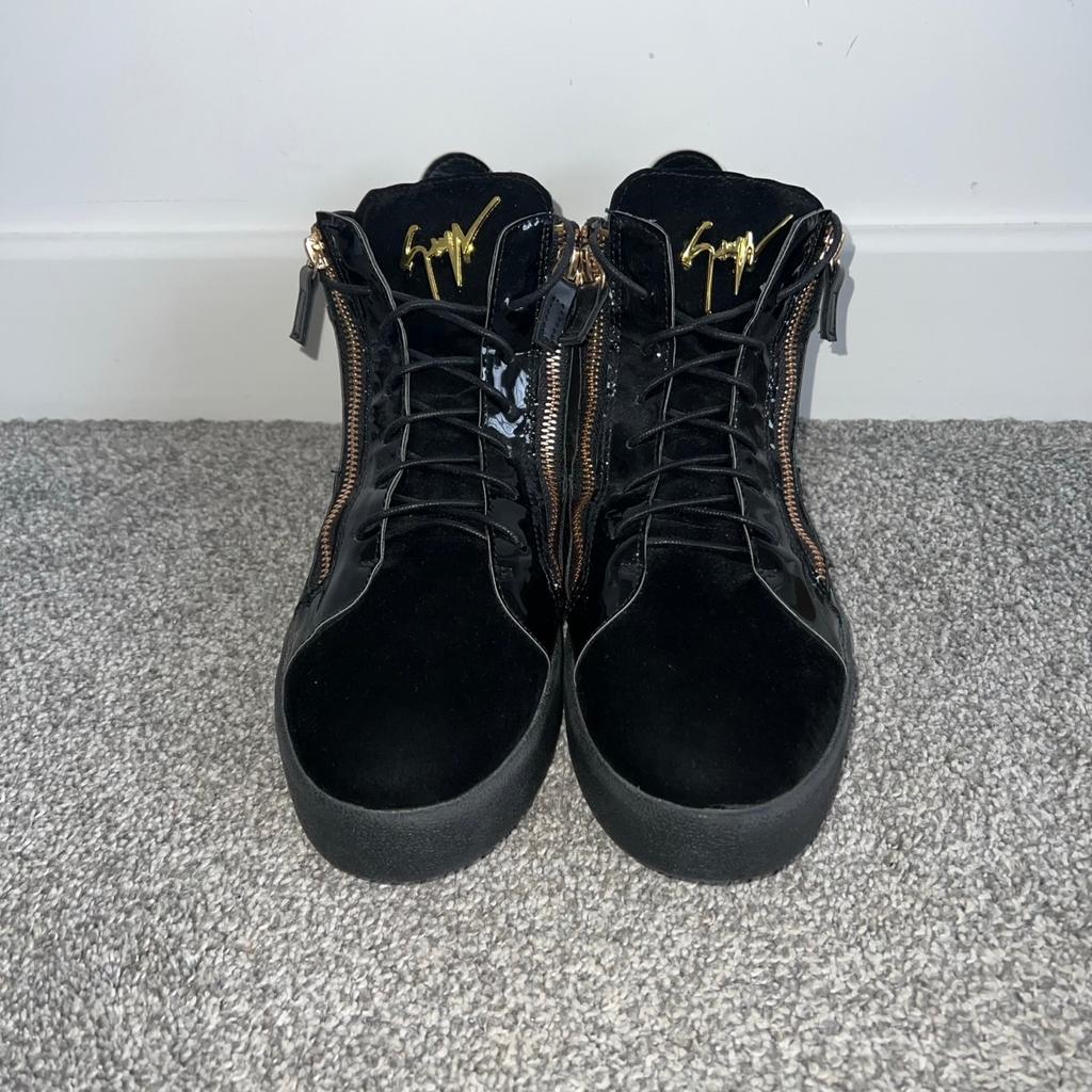 These are a size 10. Have only been worn before once. It has the gold details inside the shoe with the zip and the logo writing on it. Comes from a pet and smoke free home. Open to reasonable offers so message me.