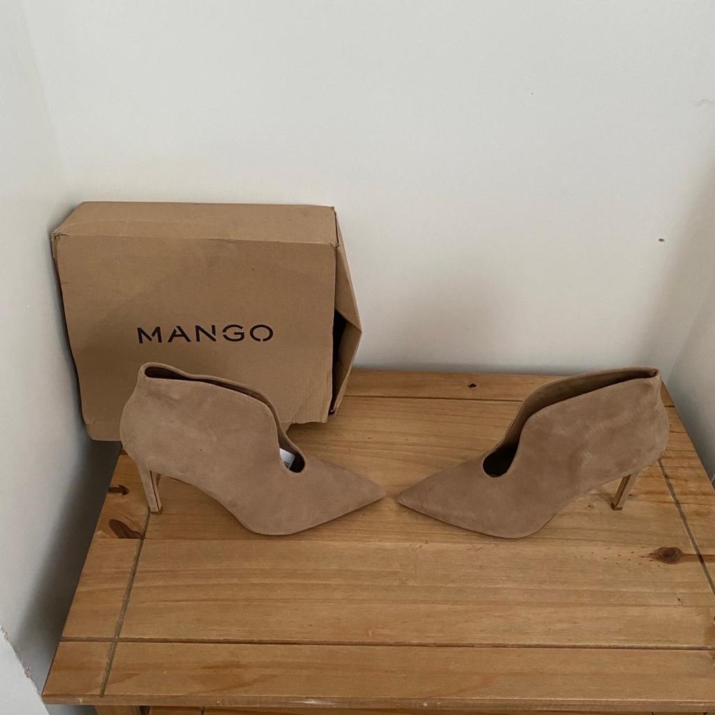 MANGO - Light Camel Brown - Ladies High Heels / Shoes…
High Heeled Pointy Shoes…
100% Brand New…
Colour = Black…
Size = 7 / 40
As Still in Original Boxed Packaging…
Box Abit Damaged - Due To Storage Unfortunately…

RRP = £49.99

First One To See Will Buy. Thanks...

ABSOLUTE BARGAIN PRICE !!!

Thank You For Looking 😊…