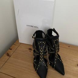 IVYREVEAL - Black - Ladies High Heels / Shoes…
Pointed Caged Court Shoe With Stud Detail…
100% Brand New - With Tags…
Colour = Black - With Gold Studs
Size = 3.5 / 36
As Still in Original Boxed Packaging…
Box Abit Damaged - Due To Storage Unfortunately…

RRP = £75.00

First One To See Will Buy. Thanks...

ABSOLUTE BARGAIN PRICE !!!

Thank You For Looking 😊…