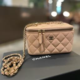 Chanel vanity case caviar Beige

New

With box, dust bag, original receipt
