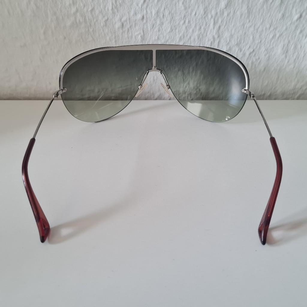 Ich möchte euch eine originale Sonnebrille von Armani anbieten.
Sie ist unbenutzt und kommt inklusive Etui.

Bei Interesse oder Fragen meldet euch gerne bei mir.
Die Ware wird unter Ausschluss jeglicher Gewährleistung verkauft, ich versichere nur für die Echtheit der angebotenen Artikel - da Privatverkauf. So lang die Anzeige online ist, ist der Artikel daraus verfügbar.