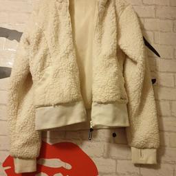 CREAM FAUX FUR HOODY SIZE 14
USED IN GOOD CONDITION JUAT BEEN STORED...