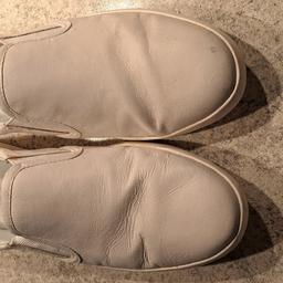 Damen Schuhe 
Größe 39
Farbe weiß 
Marke Tamaris 
Nichtraucherhaushalt 
Nur 1 x getragen daher Top Zustand 
Nur vorne nee kleine Schramme
Siehe Bilder 
Versand möglich bei Kostenübernahme.