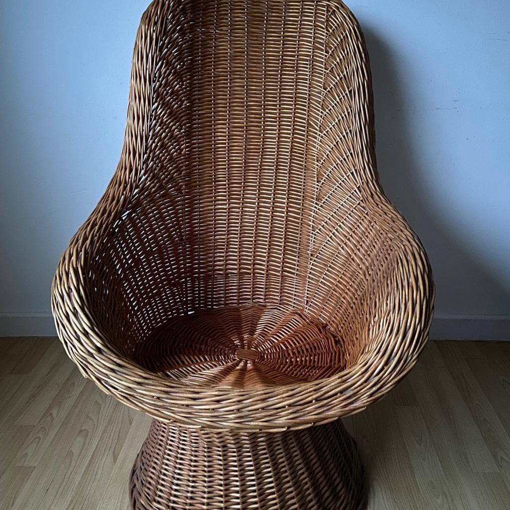 A nicely styled, High backed, woven wicker chair.
In good, solid condition.
From smoke/pet free home.
Nationwide delivery available.