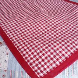 A BEAUTIFUL LAURA ASHLEY RED & WHITE GINGHAM COTTON REVERSIBLE RUG.
GOOD CLEAN CONDITION.
ALTHOUGH IT STATES DRY CLEAN ONLY BUT THEY DO WASH LOVELY ON A 30c CYCLE.
32 INCHES x 45 INCHES.
JUST BEEN FRESHLY LAUNDERED FROM CLEAN SMOKE PET FREE HOME.

NOW REDUCED TO £13