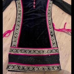 Beautiful velvet & embroidery girls outfit
Indian size 28
Dress length approx 32
Chest approx 30-31
Bottom length approx 31-32

ONLY POSTING OUT