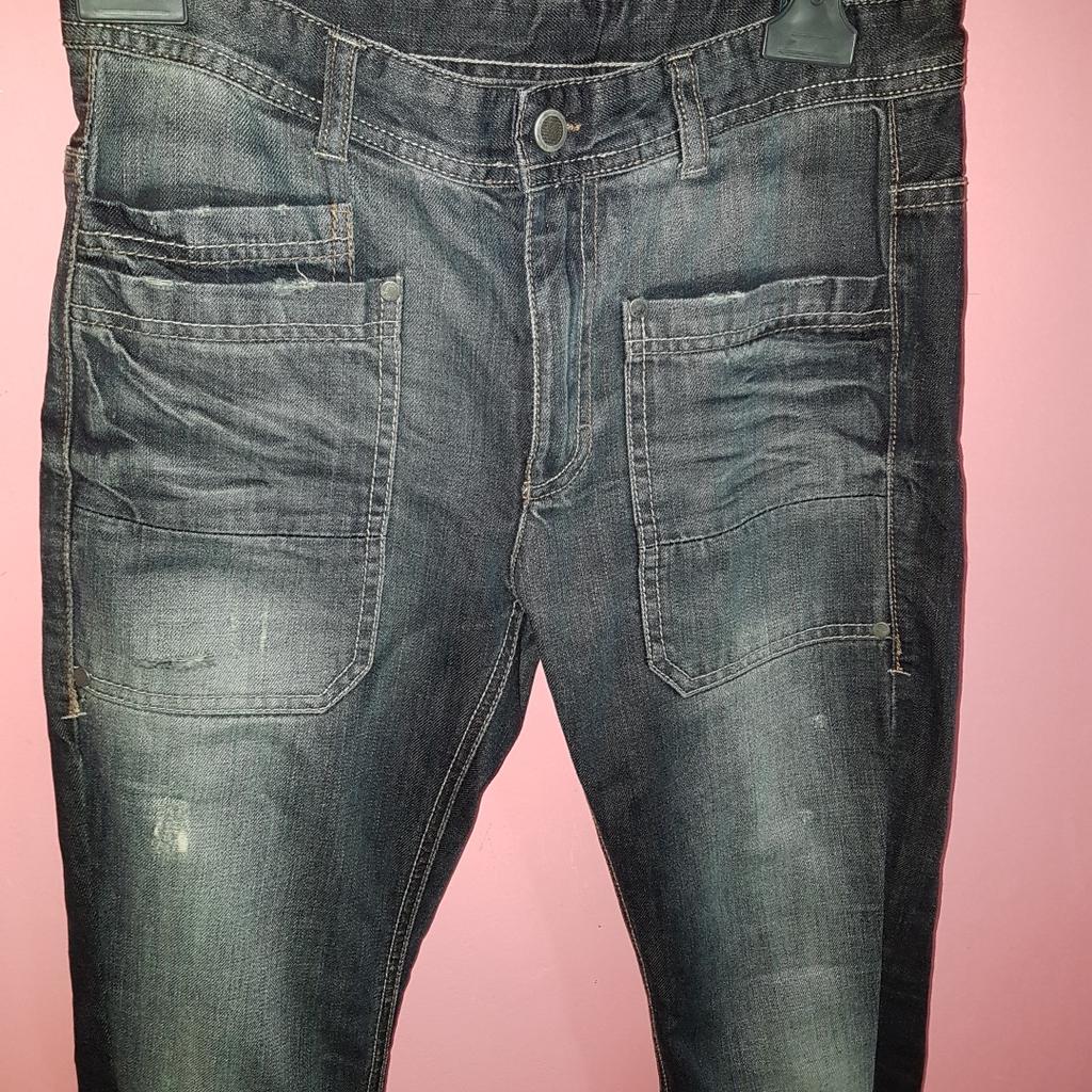 Jeans/ pantaloni in cotone blu scuro quasi nero, con tasche, TG. 2XL ( ragazzo). Va bene a una donna che porta tg. XS/ XXS. Controlla le misure. In ottimi condizioni, indossati pochi volte.
Vendo anche scarpe, maglietta e giacca.
Guarda anche gli altri miei annunci e risparmia sulle spese di spedizione.
#strappati #strappi #denim #jeans #pantaloni #nero #cotone #jeans #blu #unisex #Benetton