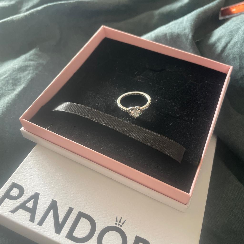 Verkaufe diesen nicht oft getragenen Ring. Von Pandora. Silver gr. 52 steht im Ring.
