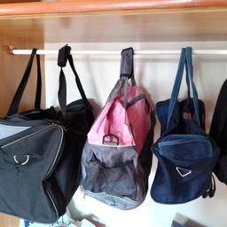 Drei verschiedene reise- oder Sporttaschen und ein kleiner schwarzer Rucksack.
Preis je 4 Euro 
Preis ohne Versand