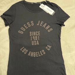 T-Shirt von GUESS mit Logo aus Steinchen.
Material: 100% Baumwolle
Ungetragen inkl. Etikett