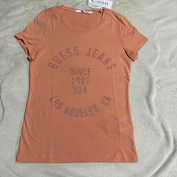 T-Shirt von GUESS in der Farbe lachs mit Logo aus Steinchen.
Material: 100% Baumwolle
Ungetragen inkl. Etikett