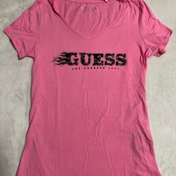 T-Shirt von GUESS mit Logo aus Steinchen.
Material: 100% Baumwolle
Ungetragen inkl. Etikett