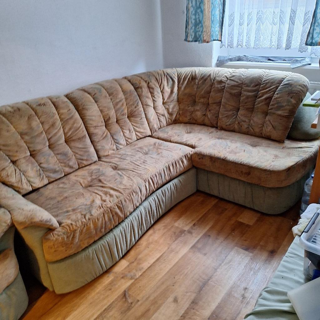 verkaufe hier ein Sofa mit Sessel wegen Umzug in eine kleinere Wohnung
Muss es leider noch mal rein stellen weil der letzte Käufer sich einfach nicht mehr gemeldet hat